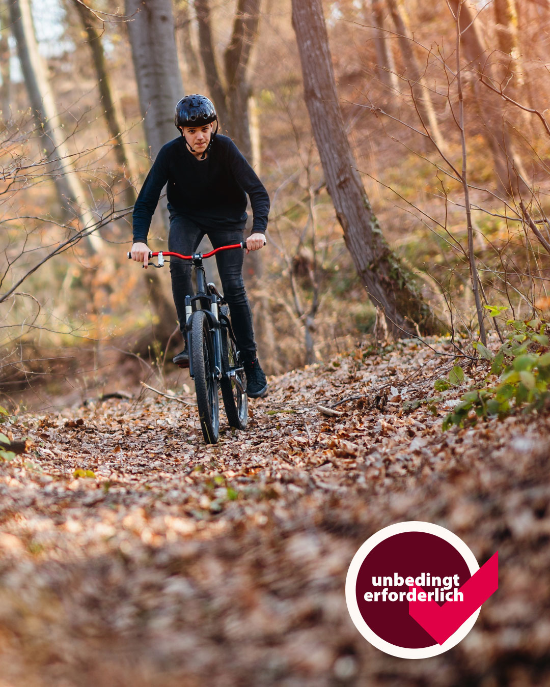 © AdobeStock: kerkezz Bild zeigt einen Fahrradfahrer und das Signet: Unbedingt erforderlich © AdobeStock: kerkezz