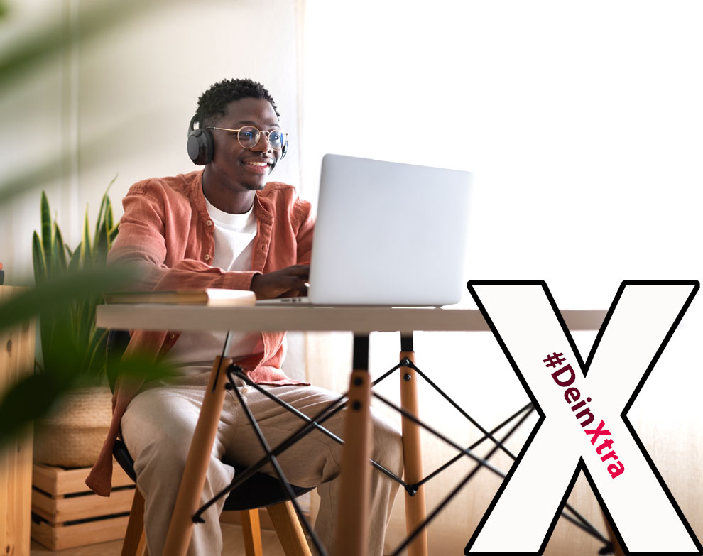 © AdobeStock: Daniel #DeinXtra | Bild zeigt einen jungen Mann mit Laptop. | © AdobeStock: Daniel